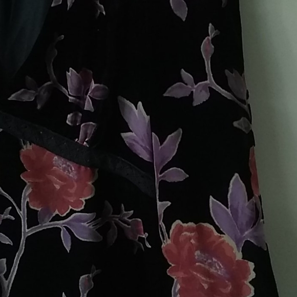Forever 21 floral printed top , lightweight velour - Picture 2 of 7